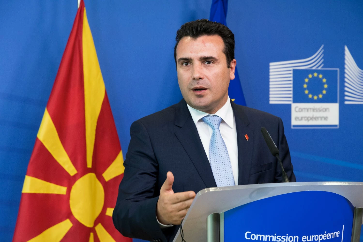 Είδαν το τυράκι στην κυβέρνηση αλλά όχι τη φάκα – «Βόμβα» από Ζάεφ: «Ναι σε γεωγραφικό προσδιορισμό αλλά όχι σε erga omnes, ταυτότητα και γλώσσα»